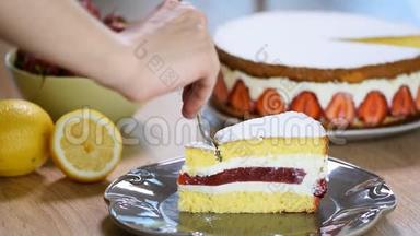 <strong>草莓蛋糕</strong>女人吃草莓和香草<strong>奶油</strong>的海绵蛋糕。